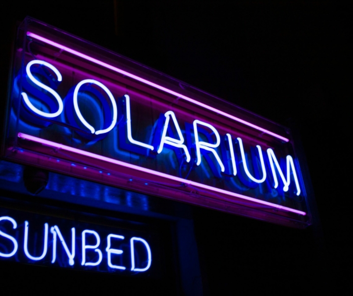 Ärztliche Lichttherapie vs. Solarium: Was hilft besser gegen Neurodermitis?