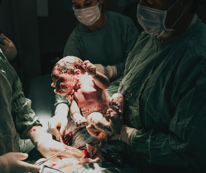 Geburt per Kaiserschnitt: Stillen und Kuscheln schützen Neugeborene