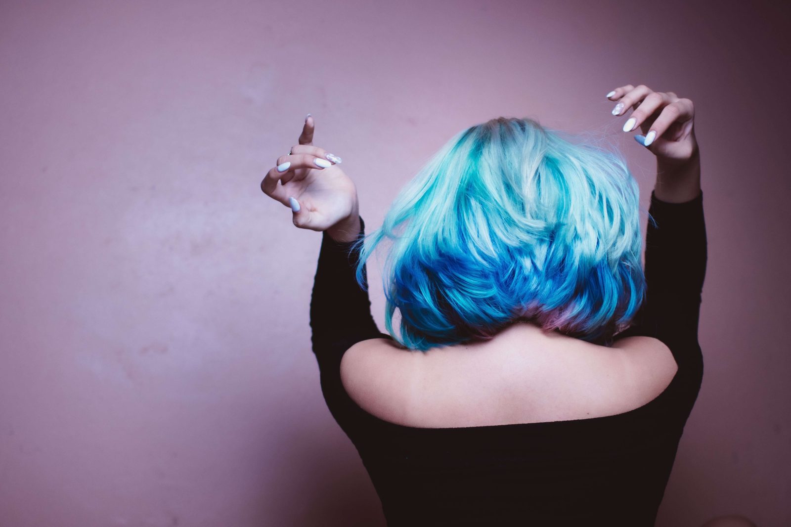 Frau mit blauen Haaren