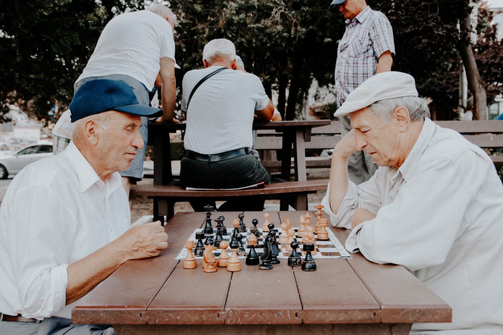 Zwei ältere Herren beim Schachspielen