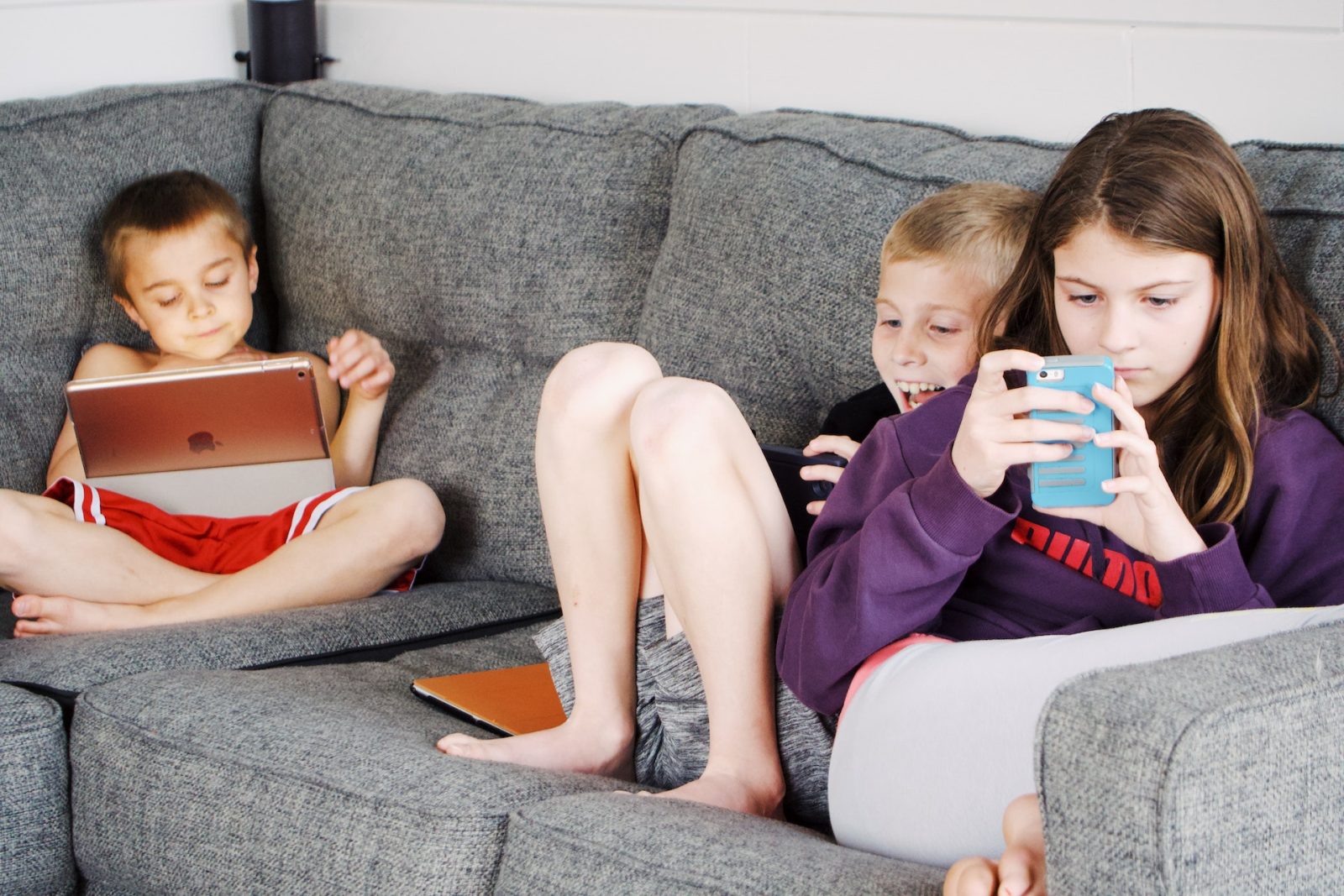 Kinder spielen mit Smartphone und Tablet