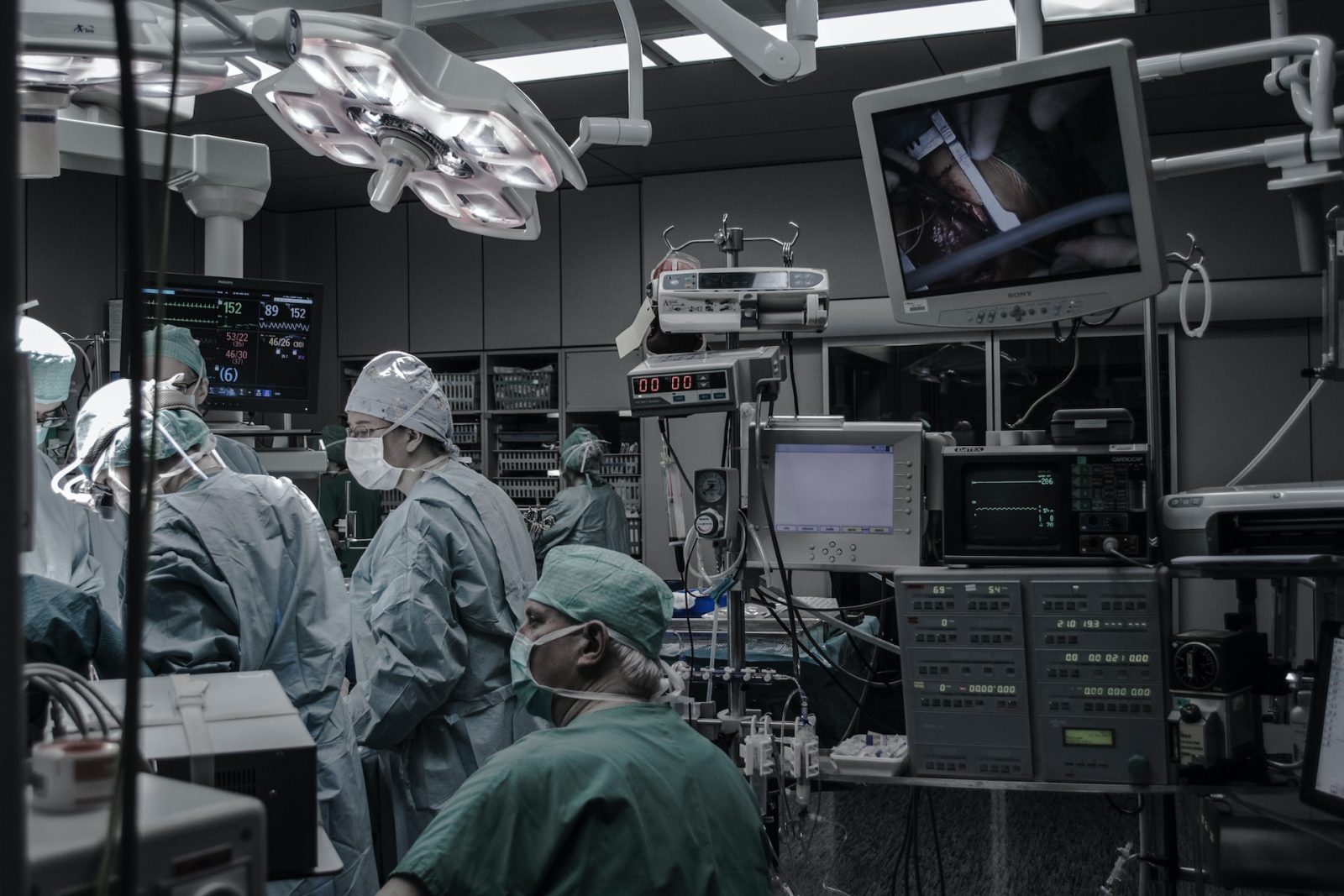 Sechs Personen in einem Operationssaal in OP-Kleidung