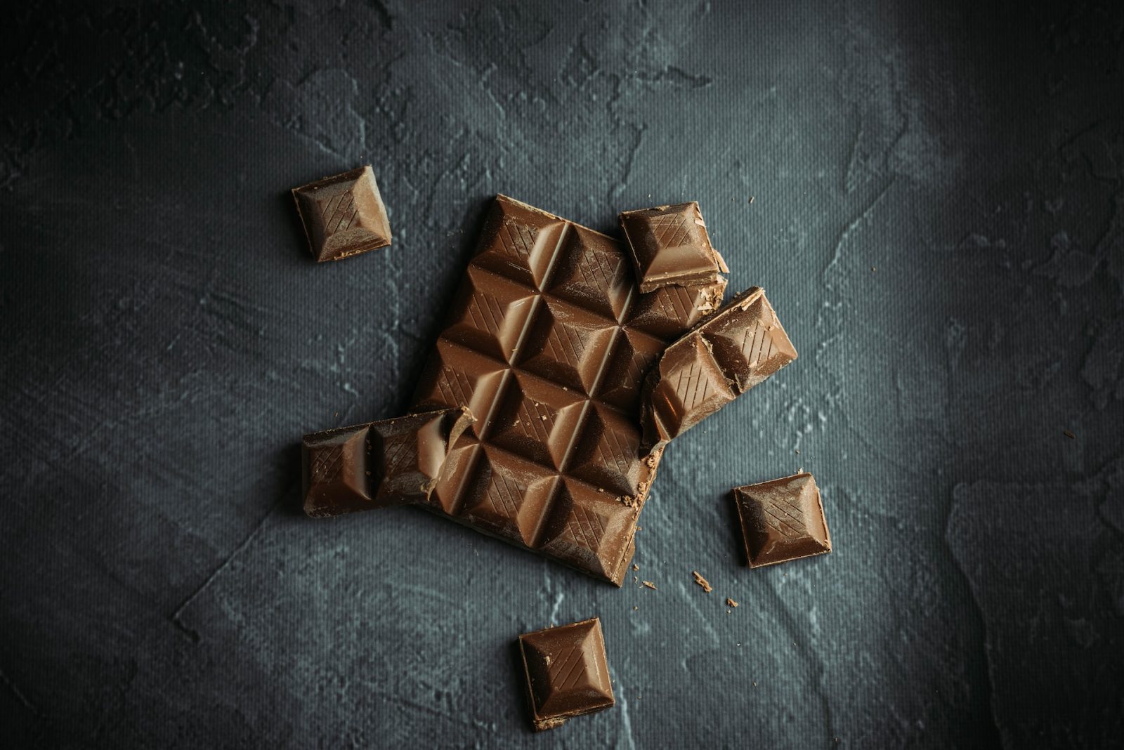 Eine Tafel Schokolade auf dunklem Hintergrund